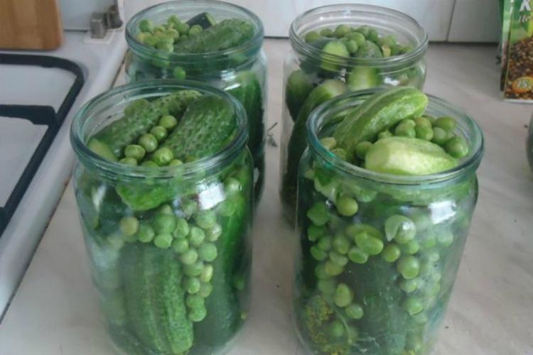 Огірки з зеленим горошком на зиму