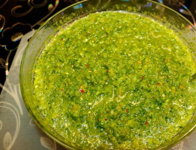 Готую таку зелену аджику вже багато років: витрачаю не більше 30 хвилин, не варю, не стерилізую
