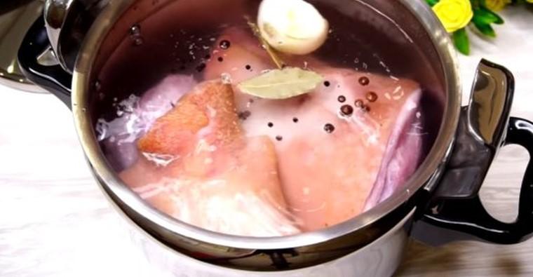 Варимо рульку в каструлі і формуючи в пляшці. Домашня ковбаса з суцільного м'яса