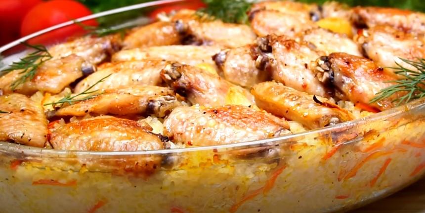 Все в одній страві: одночасно готую курячі крильця і рис. Виходить дуже смачно, плюс економлю час і посуд