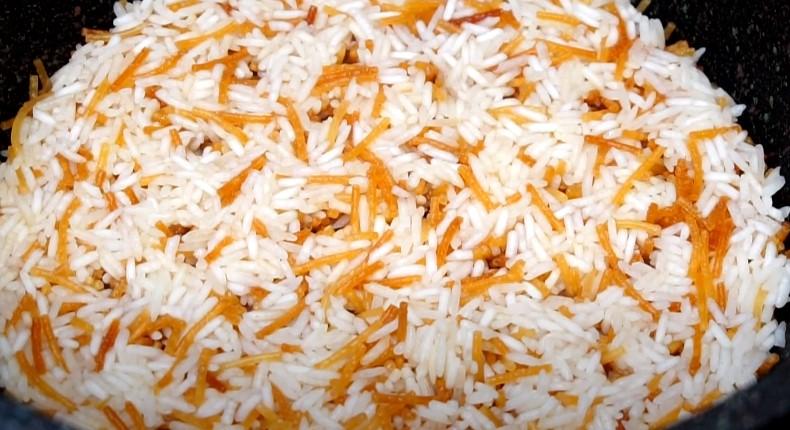 Лінивий гарнір до всього підгледіли в турецькому готелі. Змішуємо рис з вермішеллю