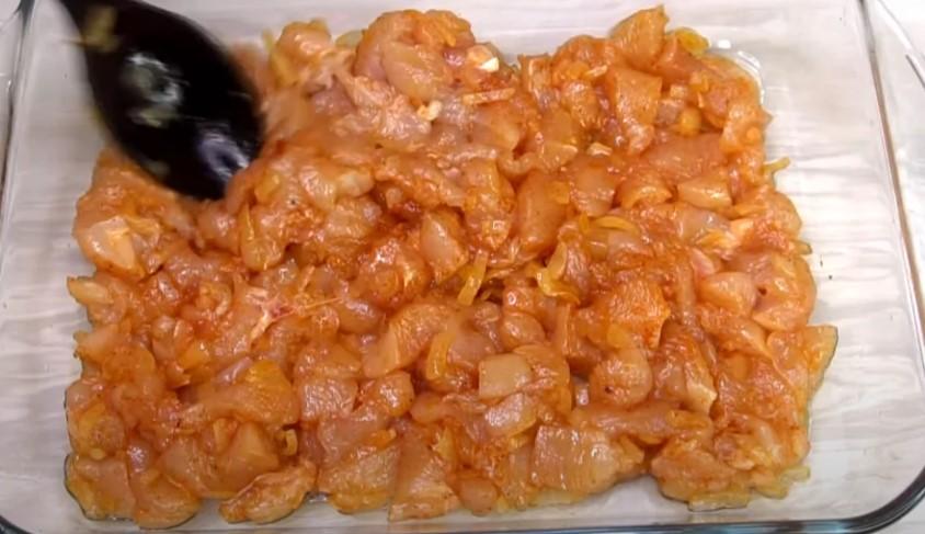 Заливаю курячу грудку яйцями, додаю сир і помідори, і отримую смачну вечерю для всієї родини
