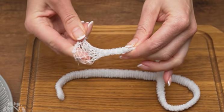 Бинт і лушпиння: ідея оригінального фарбування яєць на Великдень