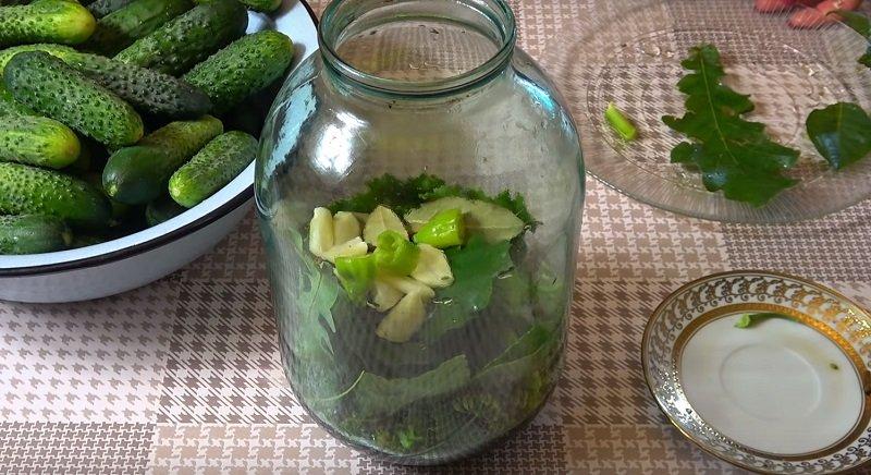 Без оцету та стерилізації: як приготувати найсмачніші солоні огірки