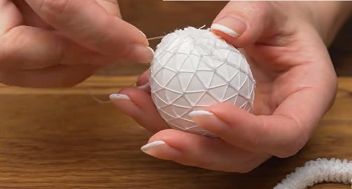 Бинт і лушпиння: ідея оригінального фарбування яєць на Великдень