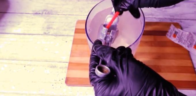 Орхідея квітне як ніколи. Цілий рік "спала", але після підживлення почала стрімко розпускатися