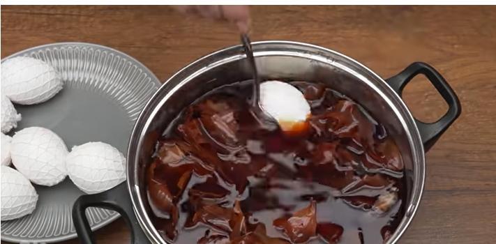 Бинт і лушпиння: ідея оригінального фарбування яєць на Великдень