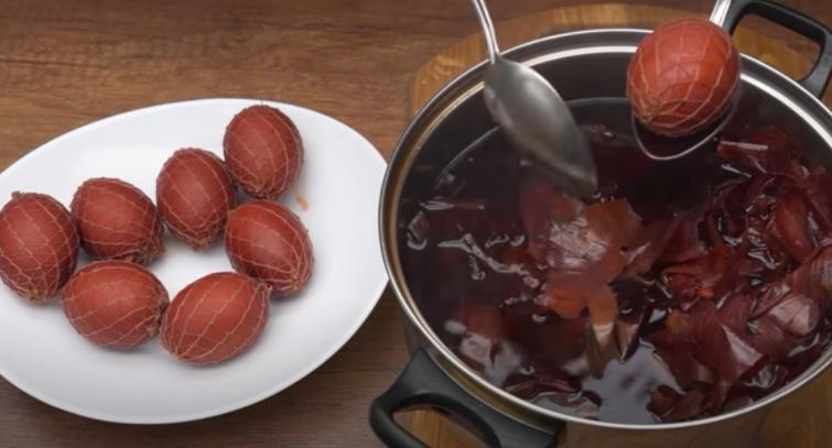 Бинт і лушпиння: ідея оригінального фарбування яєць на Великдень