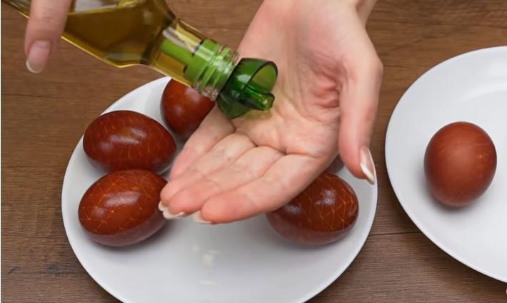 Бинт і лушпиння: ідея оригінального фарбування яєць на Великдень