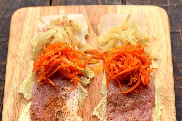 Загортаю м'ясо в лист капусти, заливаю соусом і готую рулетики-голубці