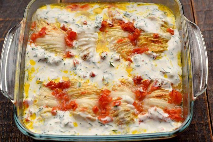 Загортаю м'ясо в лист капусти, заливаю соусом і готую рулетики-голубці