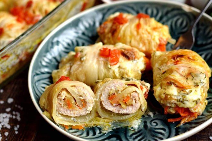 Загортаю м'ясо в лист капусти, заливаю соусом і готую рулетики-голубці