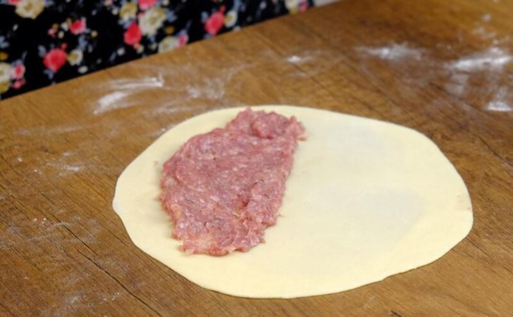 Хрусткі чебуреки з тонким тістом і бульбашками. Найпростіший і вдалий рецепт тіста