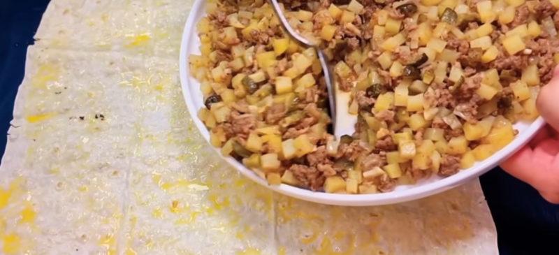 Смачний сніданок або вечеря: пиріжки, які готуються без тіста