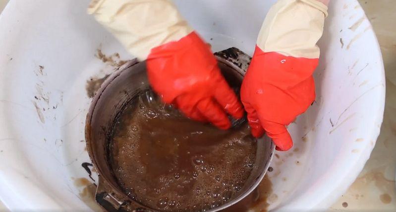 Особисто перевірений спосіб вичистити брудний посуд за допомогою двох склянок