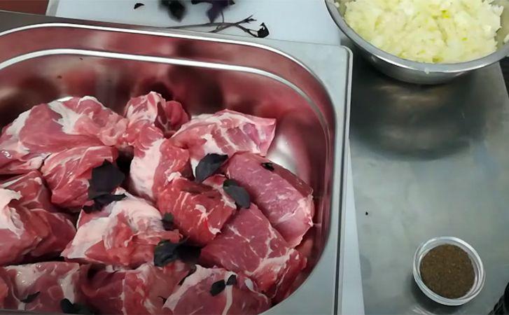 Шашлик в цибульному соку. Маринуємо м'ясо з цибулею в пропорції 1 до 1 і м'ясо тане