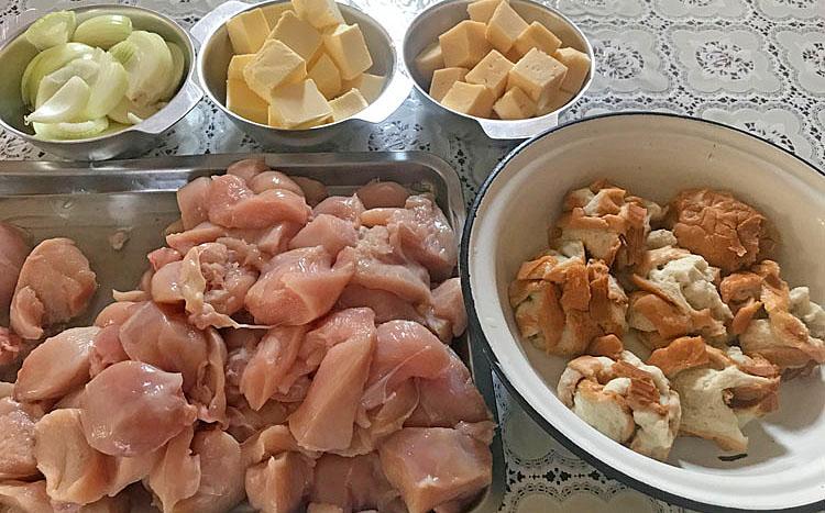 Заготовляємо за годину запас соковитих котлет відразу на місяць. Потім просто дістаємо з морозилки і смажимо