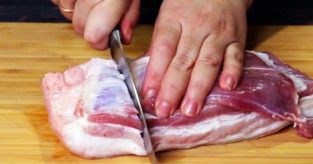 Пікантна закуска! Грудинка в розсолі з часником