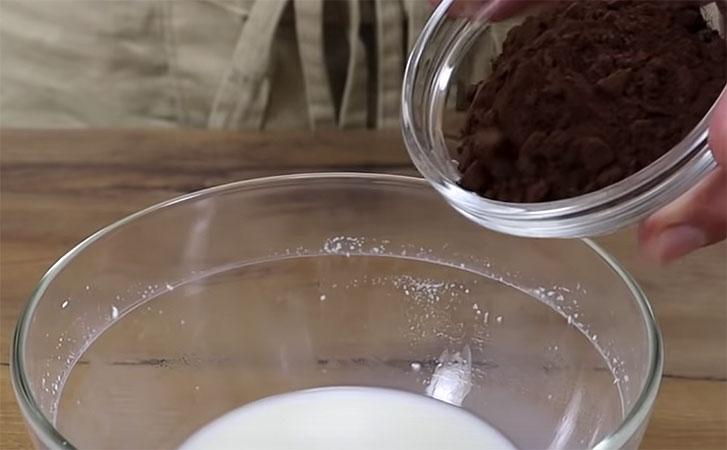 Варимо шоколад в молоці, заморожуємо і десерт з кондитерської готовий