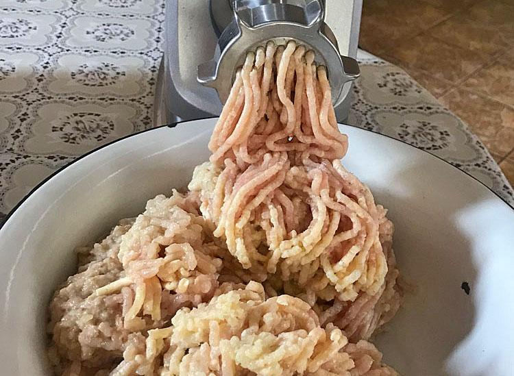 Заготовляємо за годину запас соковитих котлет відразу на місяць. Потім просто дістаємо з морозилки і смажимо