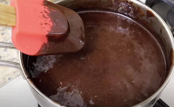 Варимо шоколад в молоці, заморожуємо і десерт з кондитерської готовий