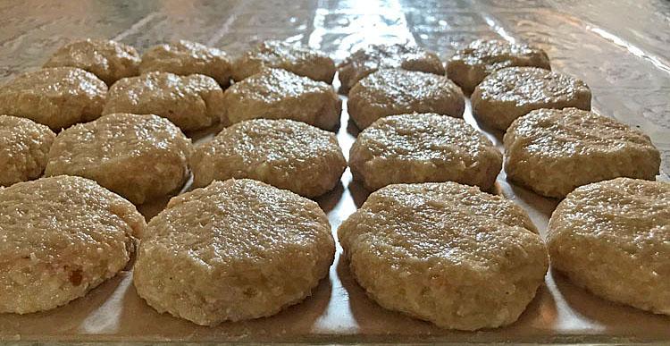 Заготовляємо за годину запас соковитих котлет відразу на місяць. Потім просто дістаємо з морозилки і смажимо