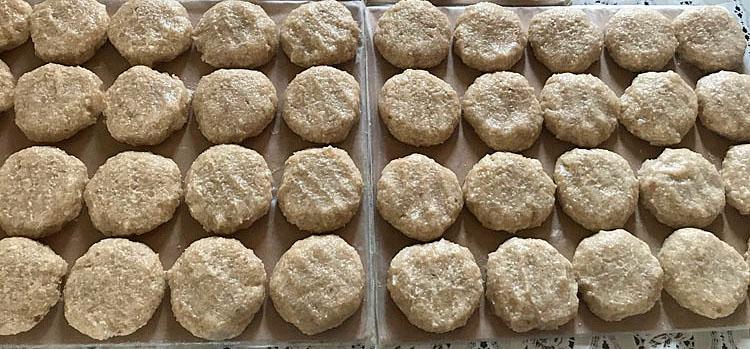 Заготовляємо за годину запас соковитих котлет відразу на місяць. Потім просто дістаємо з морозилки і смажимо