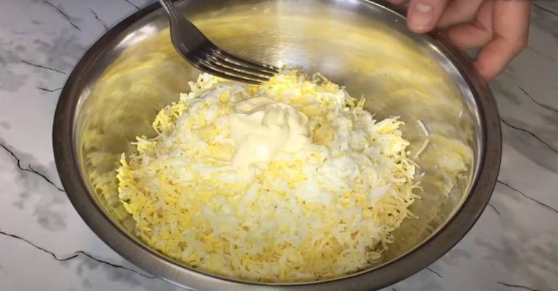 Красива закуска з яєць і сиру «Грибочки»