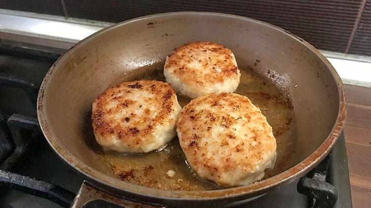 Заготовляємо за годину запас соковитих котлет відразу на місяць. Потім просто дістаємо з морозилки і смажимо