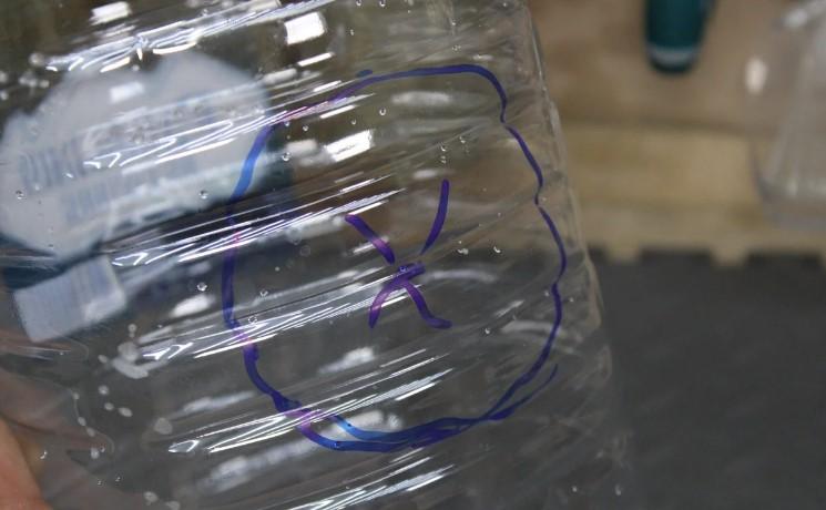 Тепер ягоди з кущів збираю в кілька разів швидше і нічого на землю не падає, завдяки простому пристосуванню