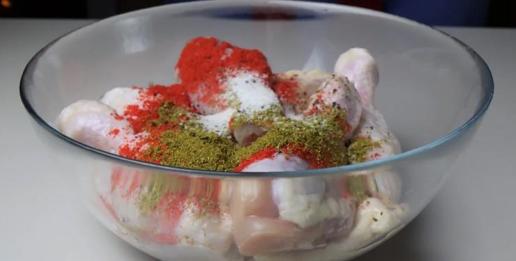 Розсипчастий рис з ароматною курочкою в духовці. Смачна вечеря для великої родини