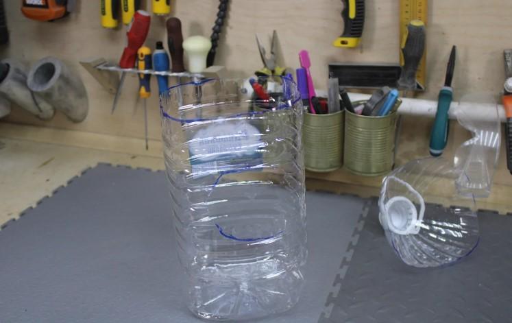 Тепер ягоди з кущів збираю в кілька разів швидше і нічого на землю не падає, завдяки простому пристосуванню