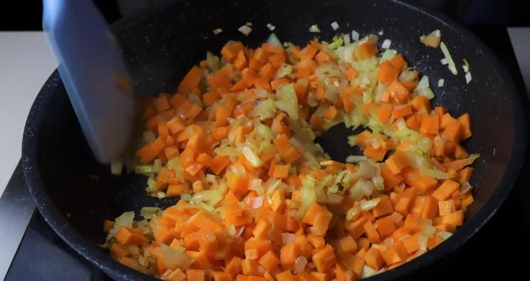Розсипчастий рис з ароматною курочкою в духовці. Смачна вечеря для великої родини