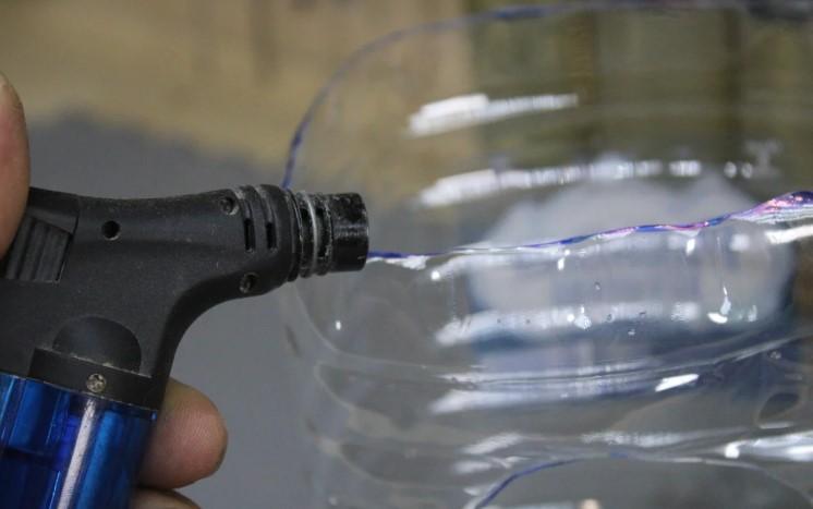 Тепер ягоди з кущів збираю в кілька разів швидше і нічого на землю не падає, завдяки простому пристосуванню