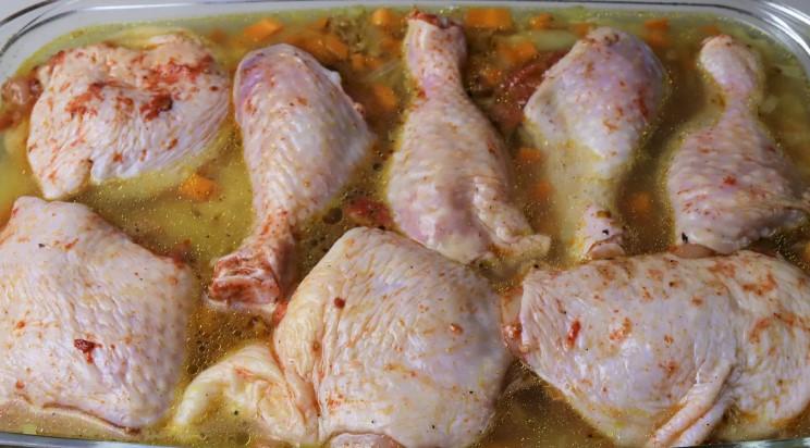Розсипчастий рис з ароматною курочкою в духовці. Смачна вечеря для великої родини