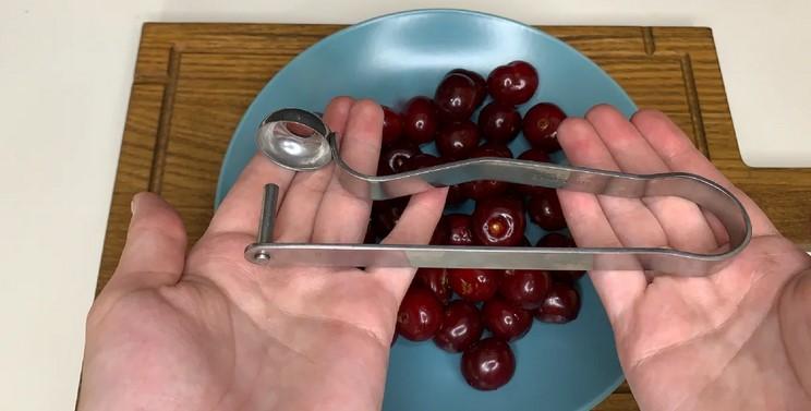 Виймаю кісточки з вишні за секунду, не використовуючи булавку, шпильку і інші, невідповідні для цього прилади