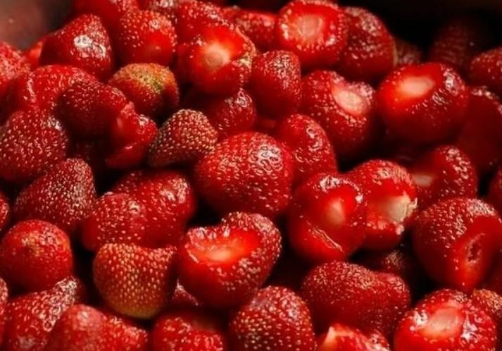 Варення з полуниці варю тільки за цим рецептом, інших не шукаю. Зберігається полуничний смак і запах