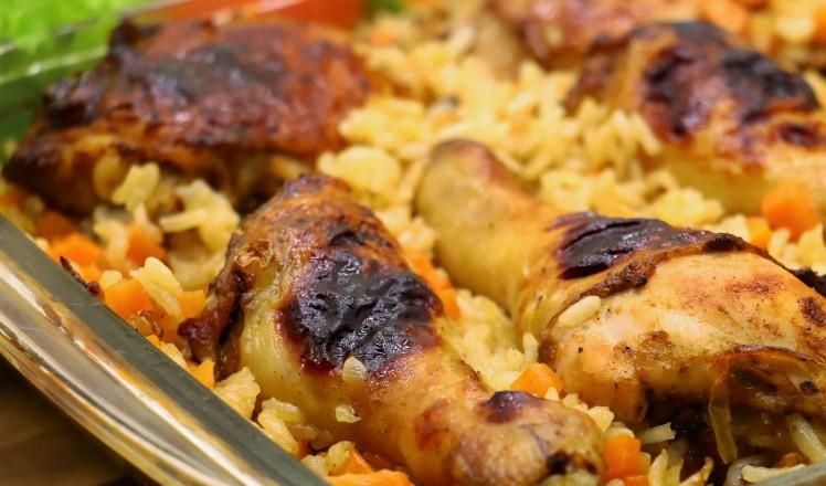 Розсипчастий рис з ароматною курочкою в духовці. Смачна вечеря для великої родини