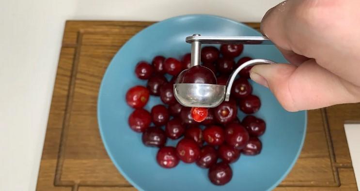 Виймаю кісточки з вишні за секунду, не використовуючи булавку, шпильку і інші, невідповідні для цього прилади