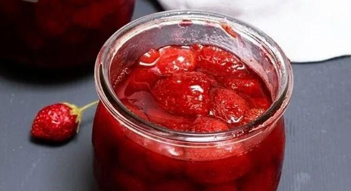 Варення з полуниці варю тільки за цим рецептом, інших не шукаю. Зберігається полуничний смак і запах
