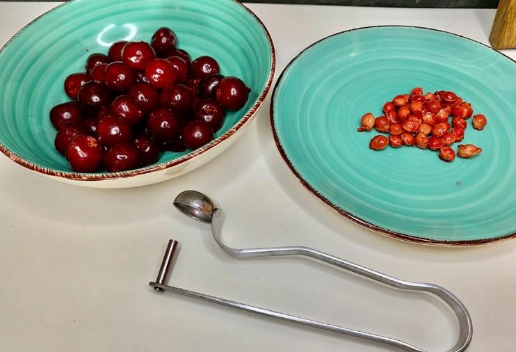 Виймаю кісточки з вишні за секунду, не використовуючи булавку, шпильку і інші, невідповідні для цього прилади