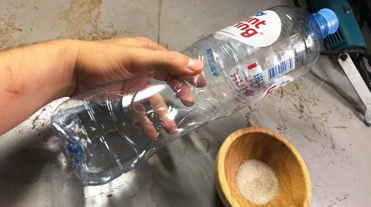 Як побороти комарів та комах на ділянці за допомогою пляшки? Тихий і спокійний спосіб