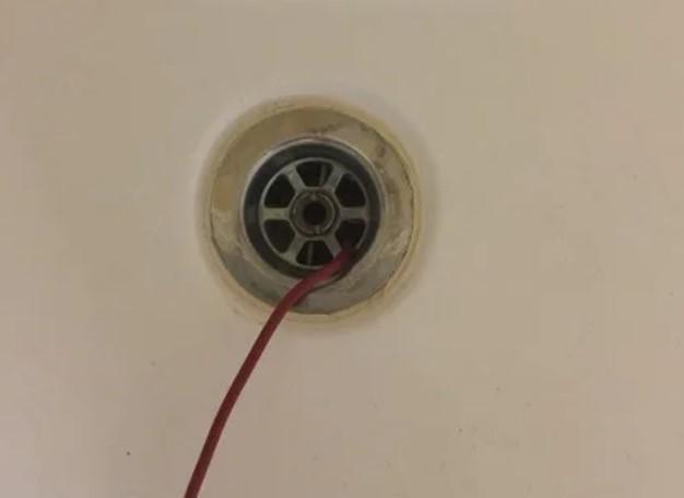 Видаляємо за 5 хвилин волосяне засмічення у ванній: перевірений спосіб