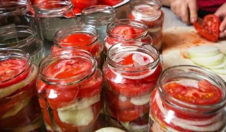 Улюблений салат з помідорів з цибулею, готую щороку кілька баночок. Лінивий рецепт