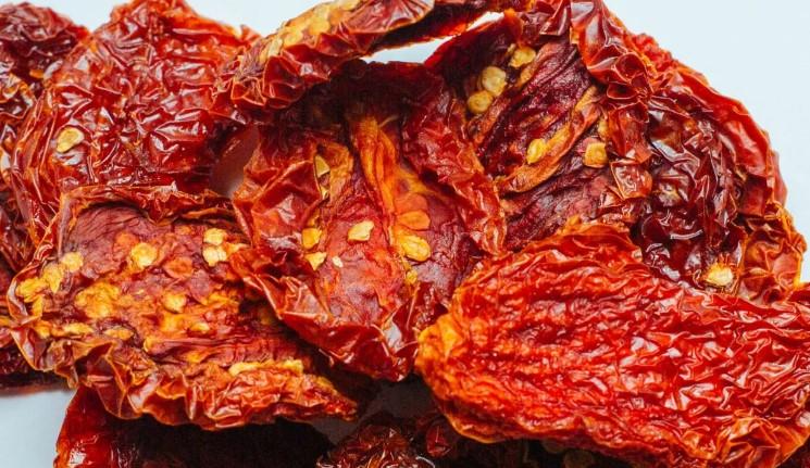 5 способів, як і де використовувати перезрілі і тріснуті помідори. Що з ними краще зробити