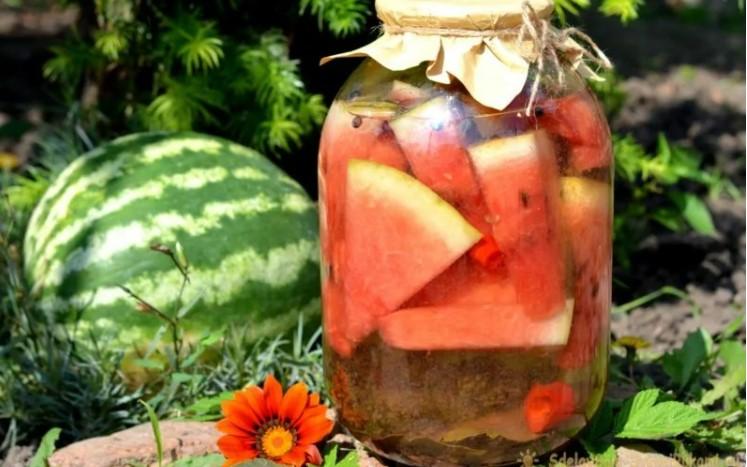 Солимо кавуни на зиму в банках швидко і смачно