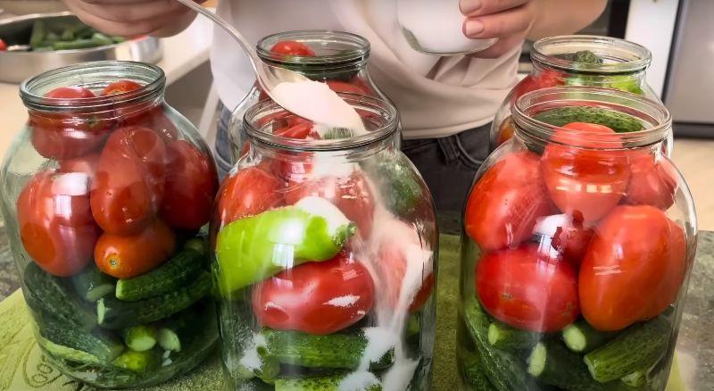 Мариновані кисло-солодкі огірки з помідорами за рецептом тьоті Наді з села