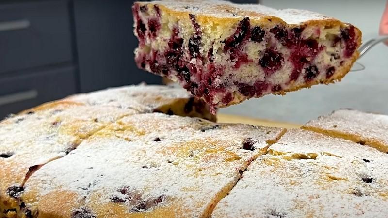 До чаю, або кави! Найшвидший пиріг на кефірі з ягодами