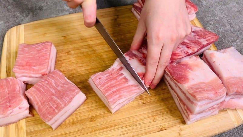 Простенька закуску із сала з прянощами і часником: просто укладаю в банки і через 24 години вже пробуємо