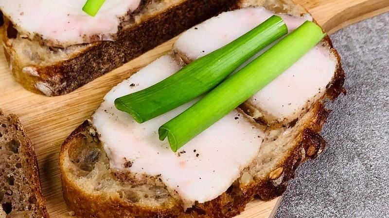 Простенька закуску із сала з прянощами і часником: просто укладаю в банки і через 24 години вже пробуємо